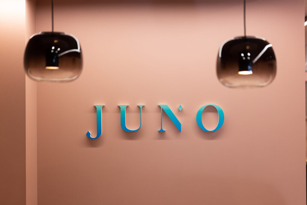 JUNO 店内サイン